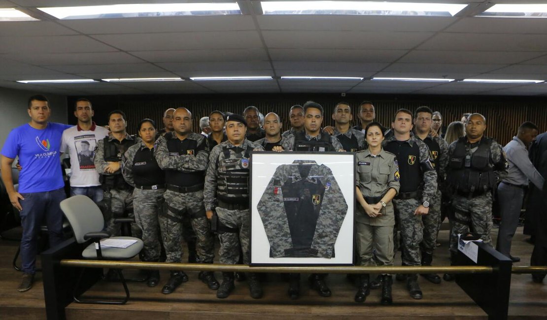 Familiares e amigos homenageiam capitão Rodrigo Rodrigues durante júri