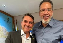 Aliado de Flávio Bolsonaro no Rio é alvo da PF e abre nova crise na pré-campanha