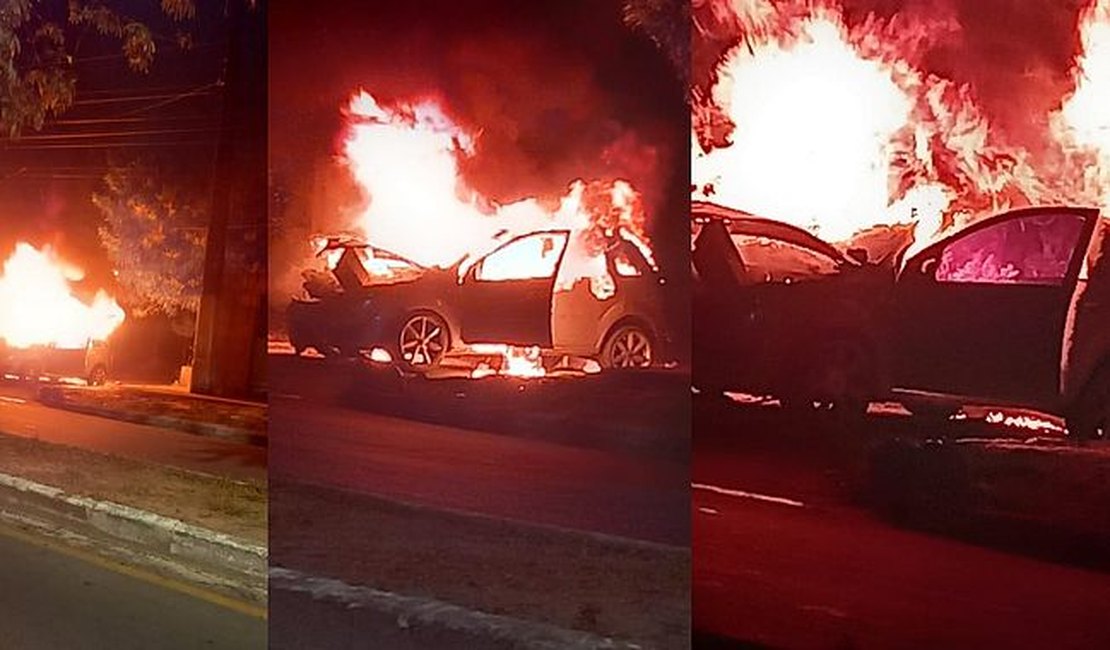 Carro pega fogo após colidir com poste em Maceió; motorista sai ileso