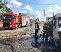 Ambulância pega fogo em rodovia e assusta populares, em Arapiraca