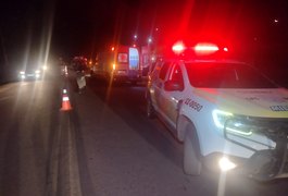 Batida entre motos em frente a residencial deixa casal ferido em Arapiraca