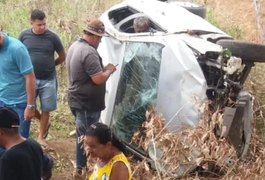 Motorista perde controle e capota na zona rural de Arapiraca