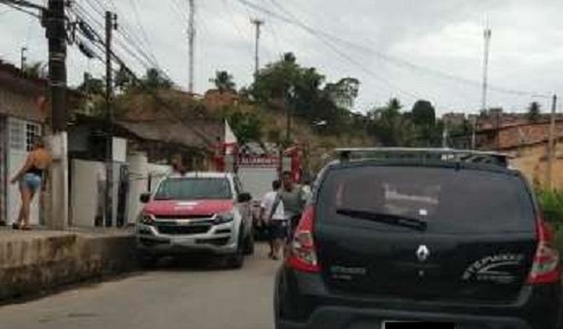 Cadáver em avançado estado de decomposição é encontrado enrolado em um tapete