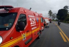 Duas pessoas ficam feridas após caminhão tombar e cair em ribanceira no interior de Alagoas