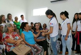 Alunas de escola estadual de Arapiraca apresentam pomada cicatrizante a usuários do SUS