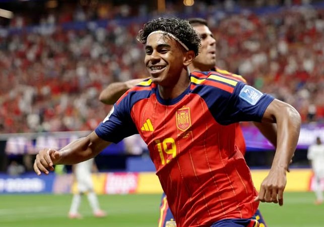 Lamine Yamal, astro da Espanha na final da Copa, é filho de imigrantes, luta contra racismo e tem irmão que virou xodó nas redes