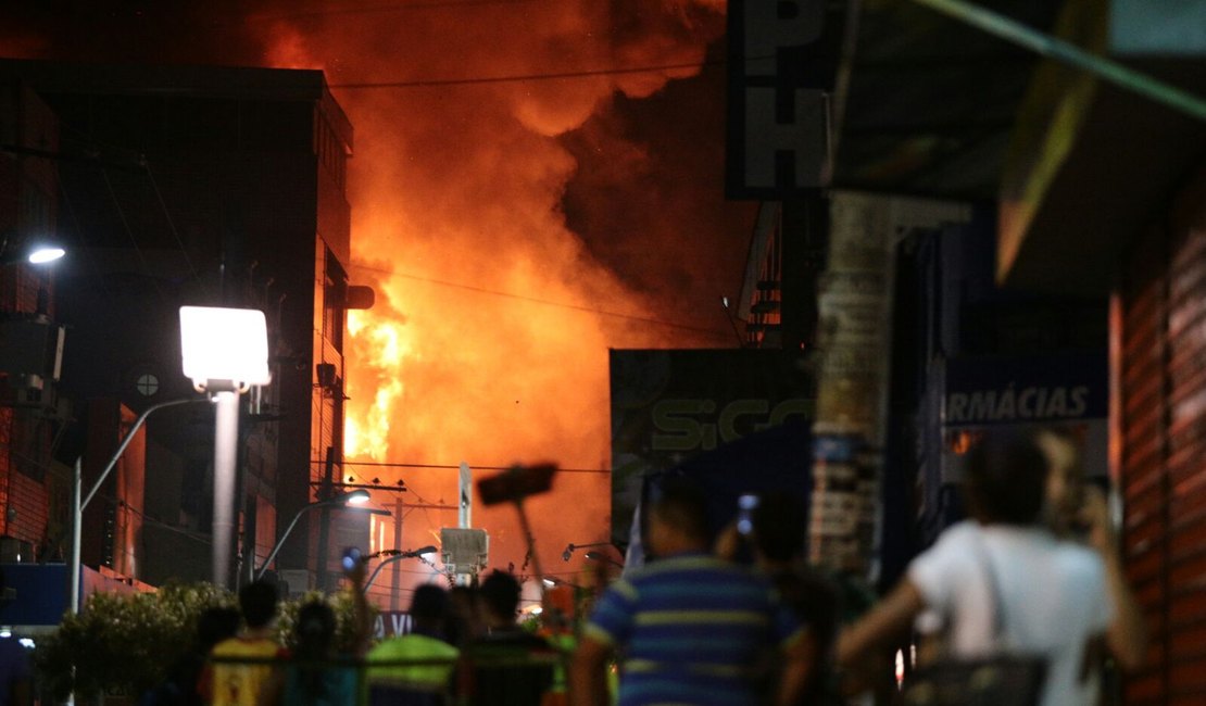Incêndio de grandes proporções atinge lojas no Centro de Maceió