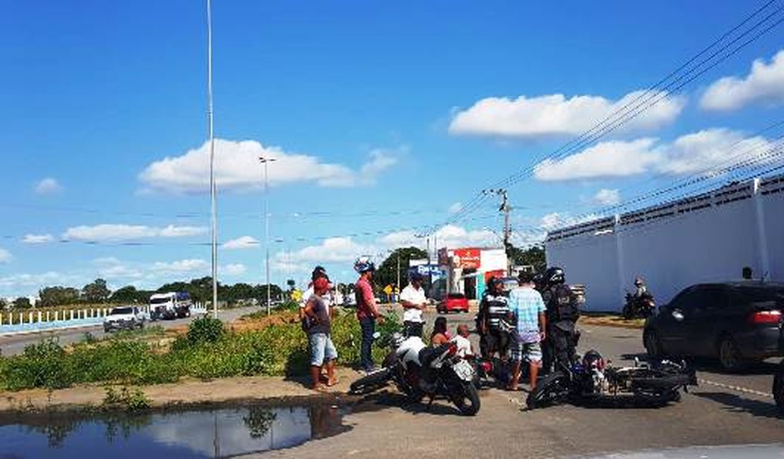 Colisão entre duas motos deixa uma pessoa ferida na AL-220, em Arapiraca