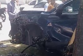 Carro capota após bater em árvore na Avenida Fernandes Lima, em Maceió