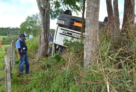 Caminhão capota e deixa uma vítima fatal na BR 101, em São Miguel dos Campos