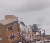 VÍDEO: Casa não suporta força do mar e desaba em praia do litoral sergipano