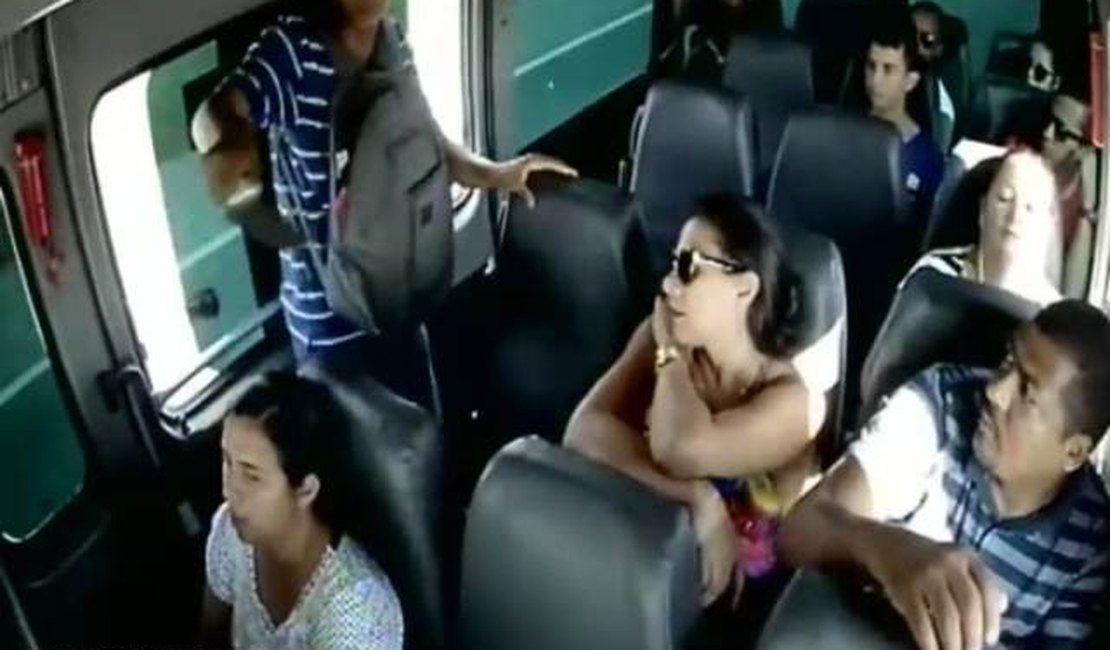 Vídeo. Bandido armado com faca assalta passageiros de van que faz linha Teotônio Vilela/Maceió