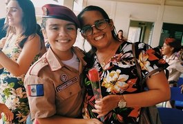 Alunos do Colégio Militar do Agreste homenageiam as mães com apresentação