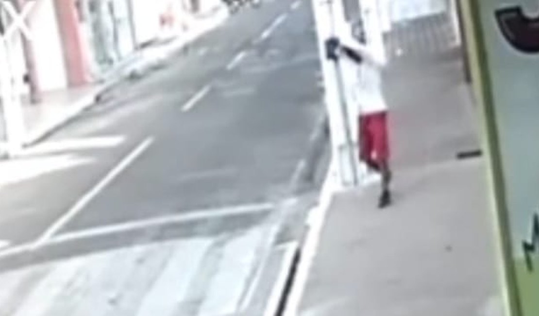 Criminoso furta relógios e celular em loja no Centro de Arapiraca