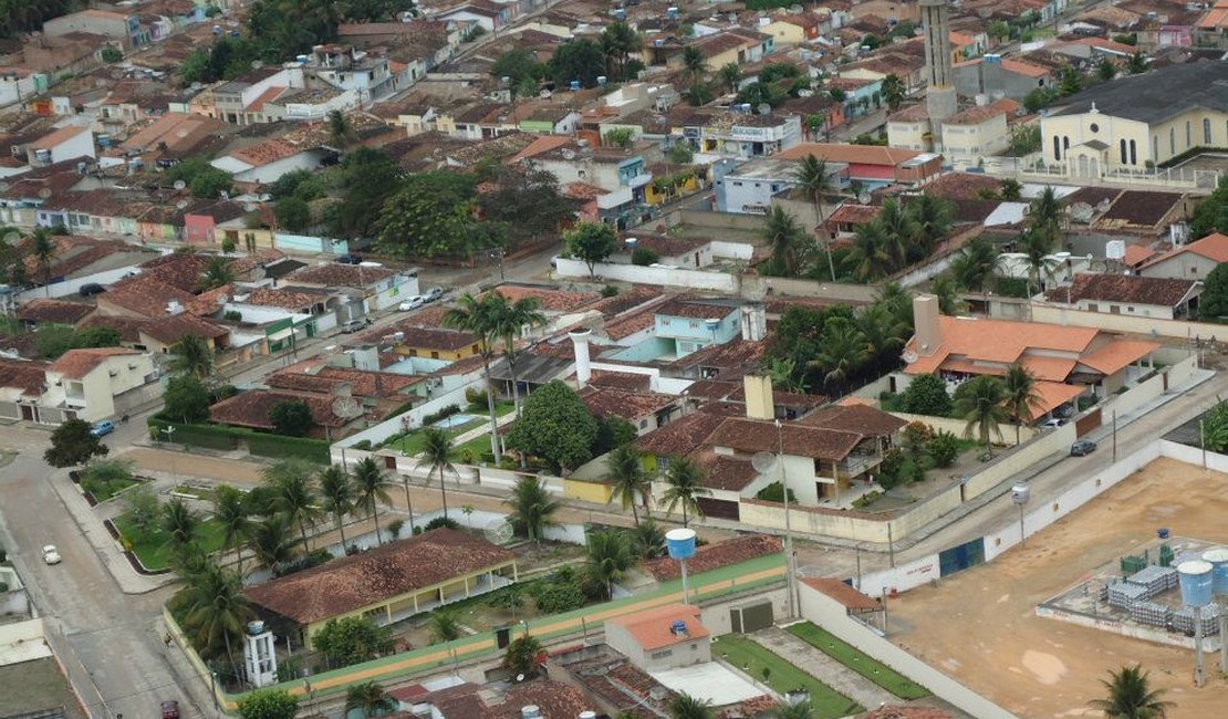 Mulher armada de facão invade residência e tenta matar marido de vizinha em Arapiraca