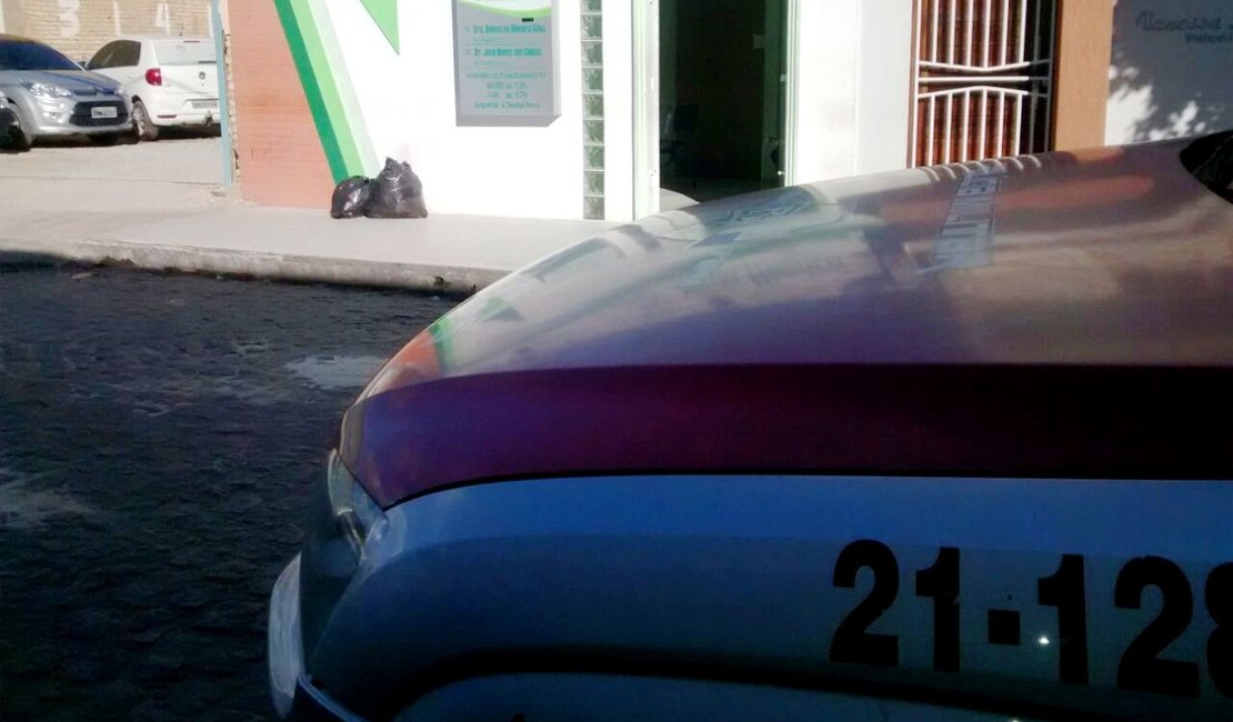 Criminosos invadem laboratório, ameaçam funcionária com faca e roubam celular, em Arapiraca