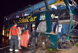 Ônibus da banda Raça Negra tomba na BR-101, em Pernambuco