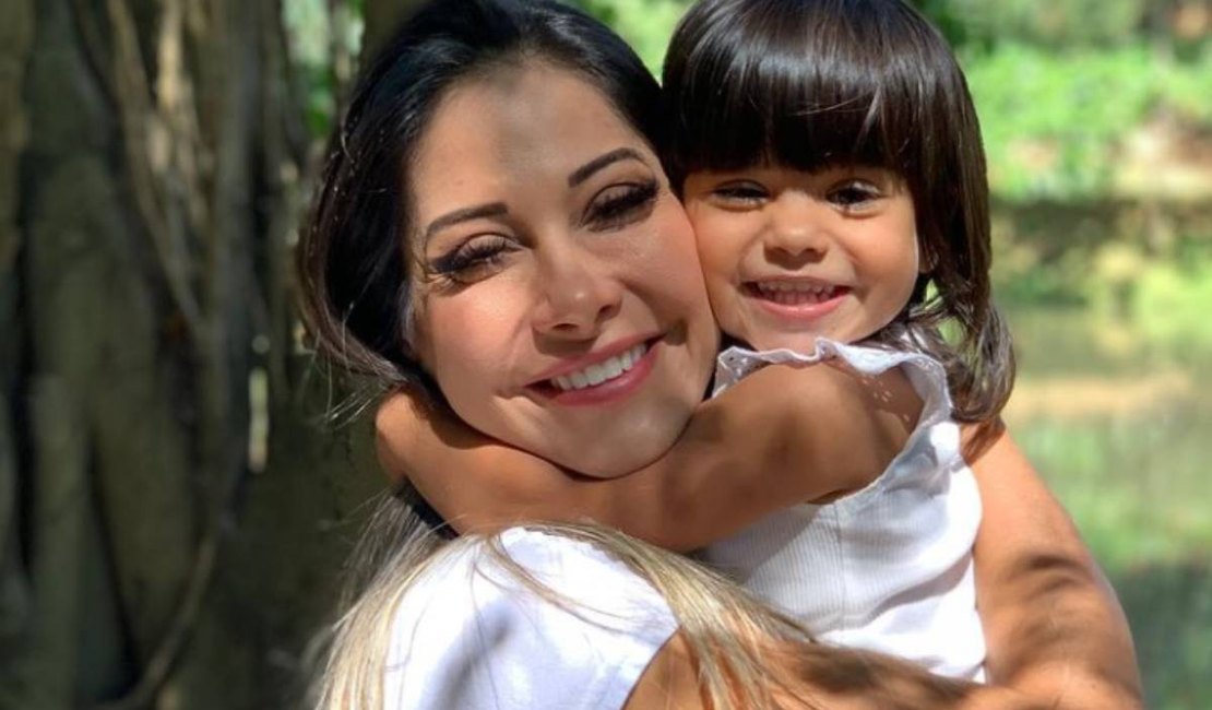 Maíra Cardi explica ausência nas redes e lamenta internação da filha