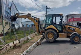 Vídeo. Mulher tenta impedir processo de readequação e remoção de outdoor realizado pela Prefeitura de Arapiraca
