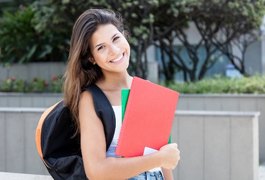 Bolsas de estudo exclusivas para mulheres em universidades internacionais; confira