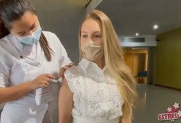 Carla Diaz se emociona após primeira dose contra covid-19