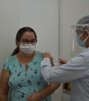 Alagoas é o primeiro Estado do Brasil a concluir vacinação de grupos prioritários contra a Covid-19