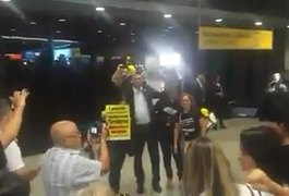 Deputado Jair Bolsonaro tem recepção calorosa em Fortaleza