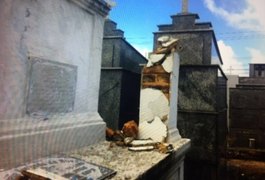 Vândalos destroem túmulos e roubam objetos em cemitério de Maceió