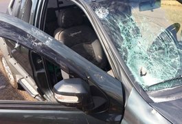 Mulher surta e danifica veículo de ex-companheiro com pedra, em Jaramataia