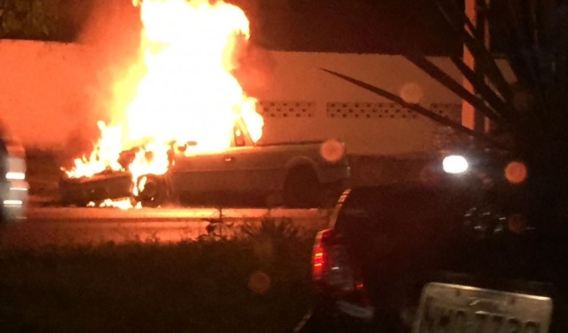 Carro incendeia e complica trânsito na Avenida Fernandes Lima, em Maceió