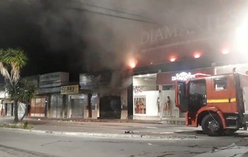 Comércio pega fogo no centro de Arapiraca