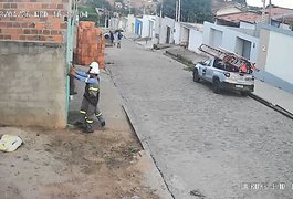 Vídeo. Arapiraquenses reclamam de funcionários da Equatorial que quebraram contadores em muro