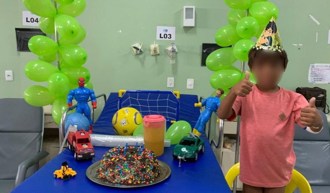 Criança espancada e queimado pelo padrasto ganha bolo de aniversário no HE do Agreste