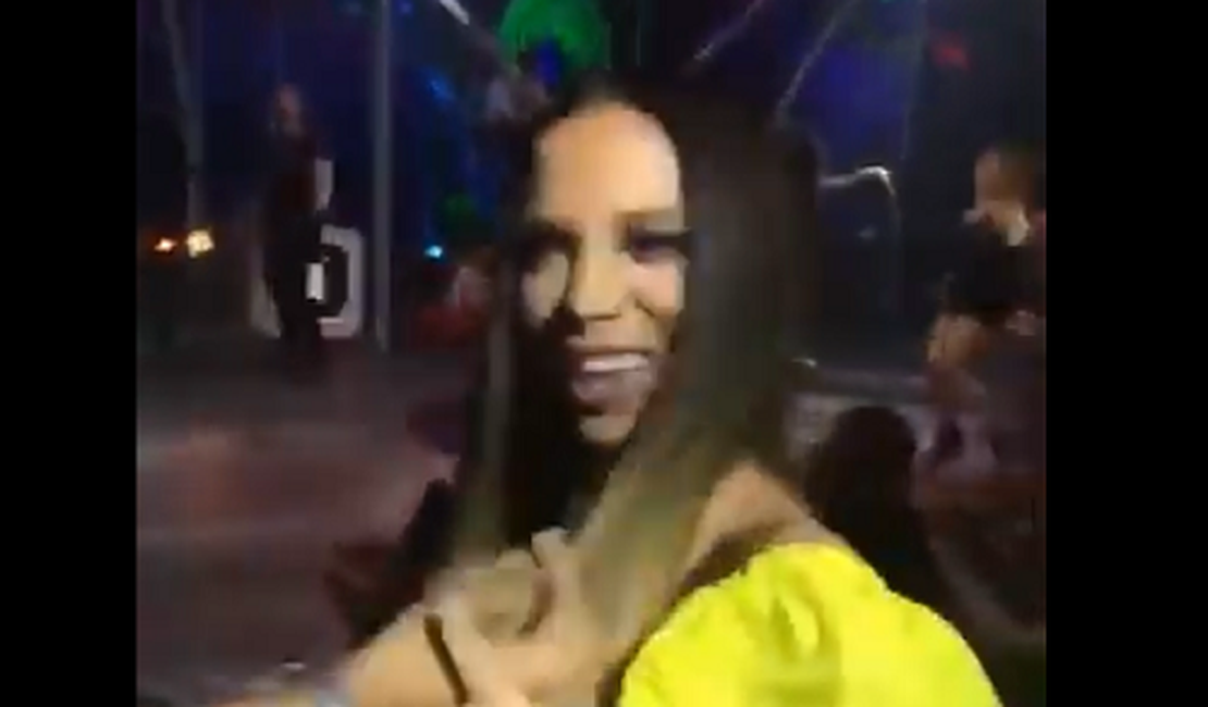 VÍDEO. Anitta dá tapa em fã que puxou seu cabelo