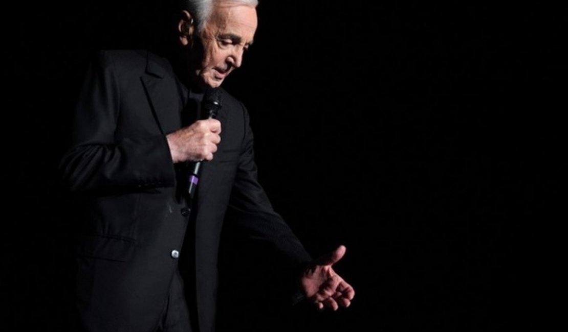 Charles Aznavour, cantor francês do sucesso 'She', morre aos 94 anos