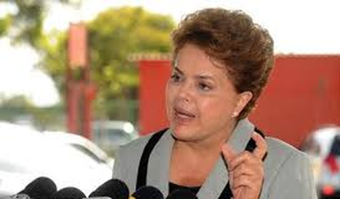 No Twitter, Dilma lamenta morte de torcedor e pede delegacias nos estádios