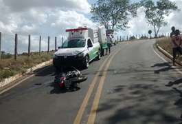 Motociclista fica gravemente ferido após colidir contra ambulância