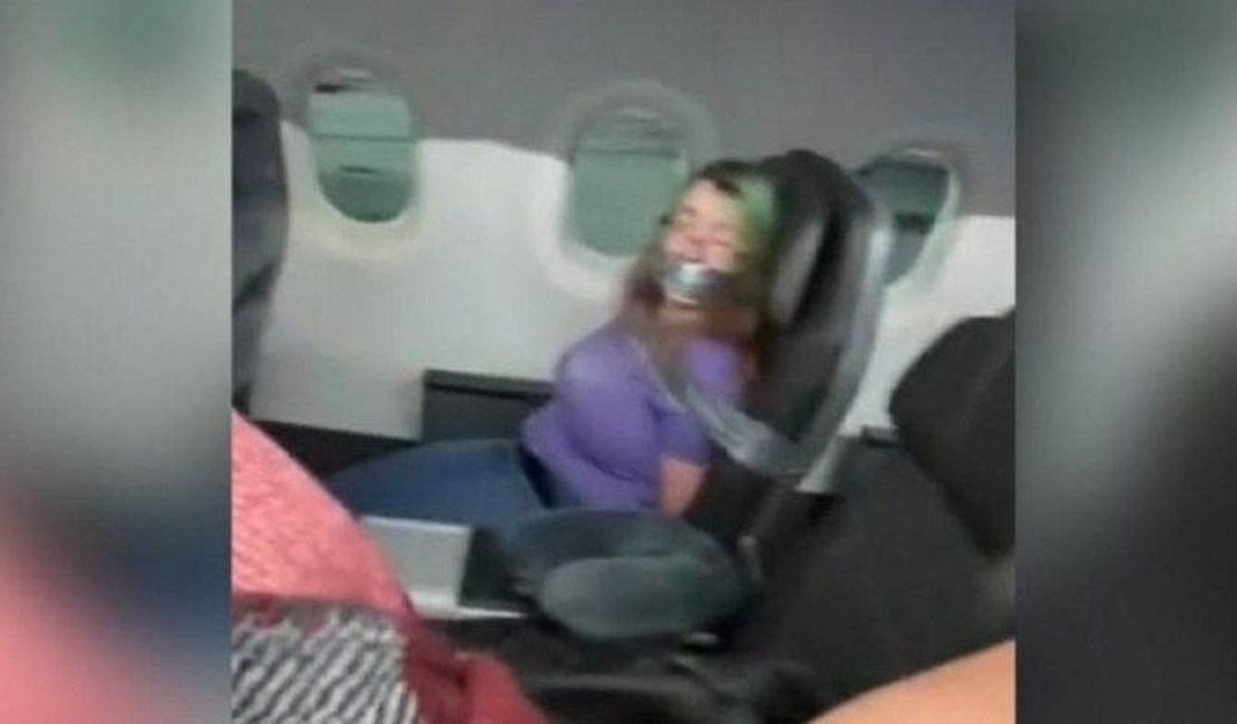 Mulher é amarrada e amordaçada após tentar abrir porta de avião