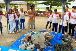 Estudantes da Escola Douglas Apratto participam de aula sobre conscientização ambiental na orla de Penedo