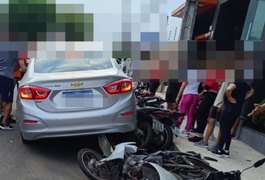 Motorista atinge várias motocicletas em frente a academia em Arapiraca