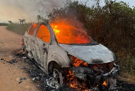 Carro pega fogo em estrada vicinal na zona rural de Craíbas durante visita de família de Pernambuco