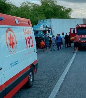 Colisão entre dois caminhões deixa um dos condutores preso as ferragens no Interior de Alagoas