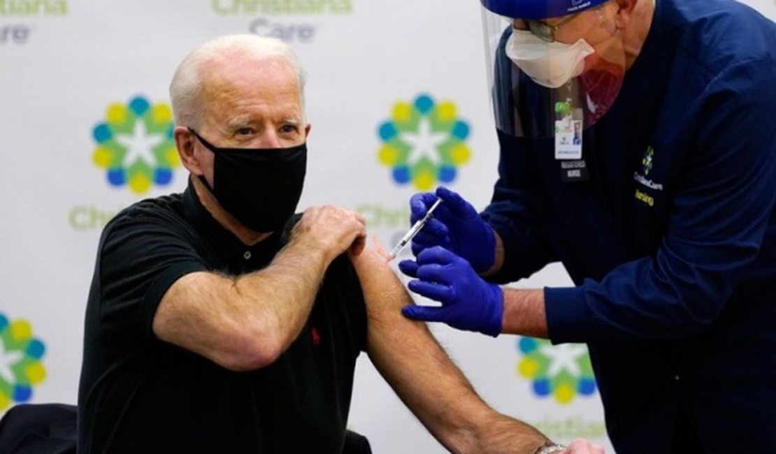 Presidente eleito dos EUA toma 2ª dose da vacina contra a Covid-19