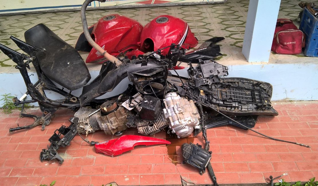 Após denúncia, PM localiza e recupera peças de motos roubadas em Arapiraca