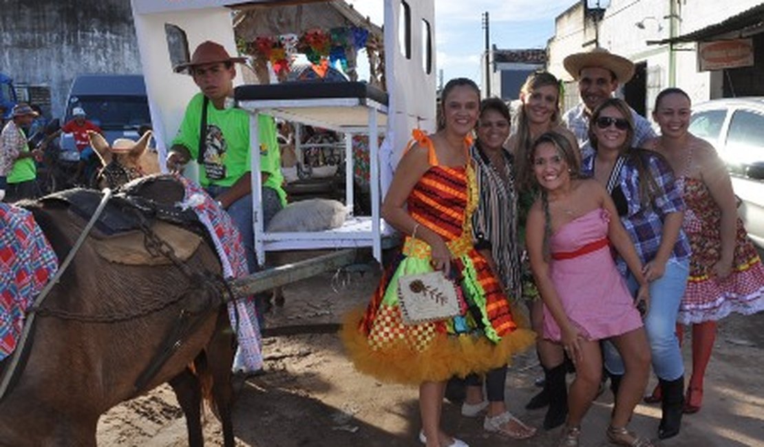 Desfile das carroças de burro toma as ruas da cidade