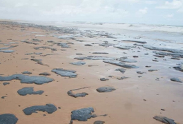 Óleo que atingiu praias do Nordeste não é brasileiro, afirma Bolsonaro