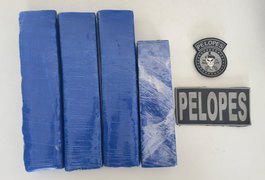 PM apreende quatro tabletes de maconha na garagem de residência e prende casal em Arapiraca