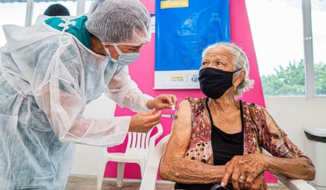 Número de mortes de idosos acima de 80 anos caiu 70% após vacinação contra Covid-19 em Arapiraca