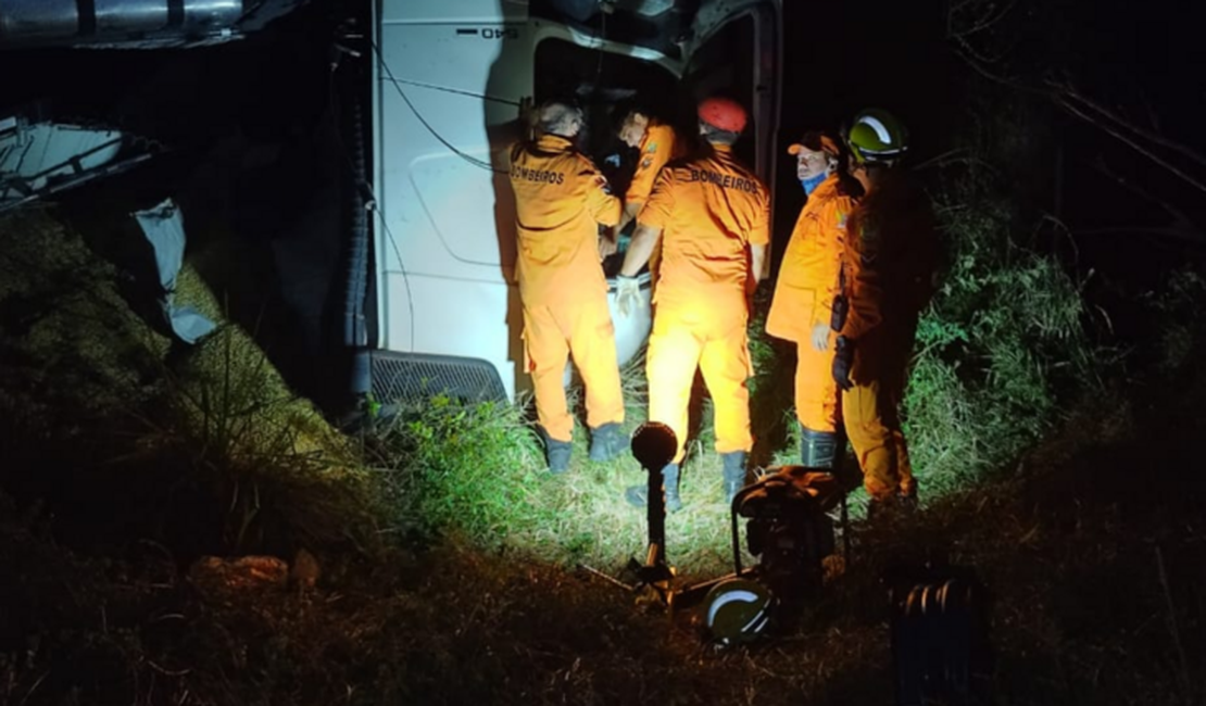 Dois morrem em colisão envolvendo carretas e trator na Lagoa do Pau