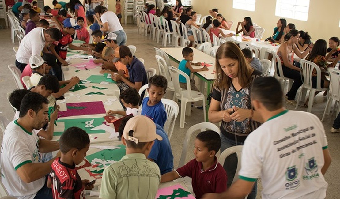 Secretaria de Assistência Social desenvolve oficina de adereços carnavalescos com usuários do SCFV